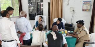 डीएम-एसपी ने थाना बछरावां में सुनीं जनता की शिकायतें, गुणवत्तापूर्ण निस्तारण के निर्देश।