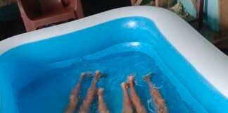 गर्मी की छुट्टियों में बच्चों का रोमांच: बाथ टब बना मस्ती का केंद्र।