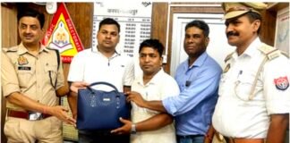 तीसरी आंख’ ने ढूंढ निकाला ढाई लाख का पर्स: ट्रैफिक पुलिस की मुस्तैदी से सुमन को मिला खोया सामान।
