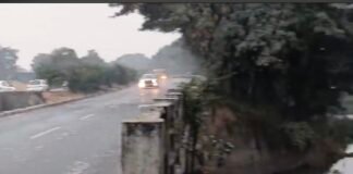 आमी नदी पुल की टूटी रेलिंग बनी खतरा, मरम्मत में देरी से हादसे का डर।