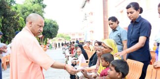 सीएम योगी का गोरखपुर में जनता दर्शन: 200 लोगों की सुनी समस्याएं, हर पीड़ित को न्याय का भरोसा