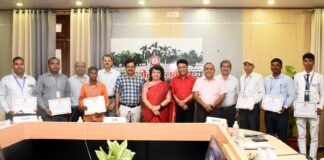 महाप्रबंधक, पूर्वोत्तर रेलवे सुश्री माथुर ने 6 कर्मचारियों को ‘मैन ऑफ द मंथ’ पुरस्कार से सम्मानित किया।