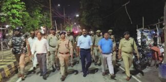 संतकबीरनगर में डीएम-एसपी ने मयफोर्स पैदल गश्त की।