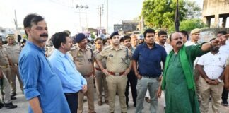 डीएम-एसपी ने डुमरियागंज में पैदल गश्त कर सुरक्षा का भरोसा दिलाया