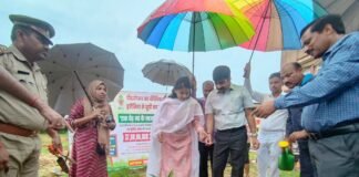 मंडलायुक्त अखिलेश सिंह ने पत्नी निशा सिंह के साथ ‘एक पेड़ माँ के नाम’ अभियान में रोपा आम का पौधा।