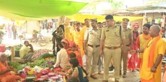एसपी संतोष कुमार मिश्रा ने शिव मंदिर का निरीक्षण कर श्रावण मास में श्रद्धालुओं की सुरक्षा सुनिश्चित की।