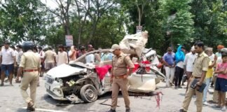 बाबा धाम से लौट रही अर्टिगा मिट्टी लदी ट्राली से टकराई, 4 की मौत, 2 घायल।