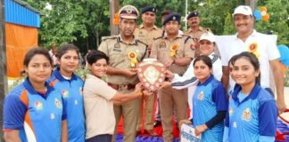 डीआईजी संजीव त्यागी ने गोरखपुर जोन की अंतरजनपदीय खेल प्रतियोगिता का समापन किया, विजेताओं को किया सम्मानित।