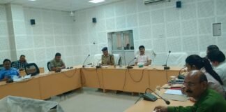 मण्डलायुक्त अखिलेश सिंह ने सड़क सुरक्षा समिति की बैठक में दिए कड़े निर्देश।