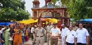 सावन महाशिवरात्रि: डीएम-एसपी ने सेमराध नाथ धाम में की पूजा, कांवड़ यात्रा की व्यवस्था का लिया जायजा।