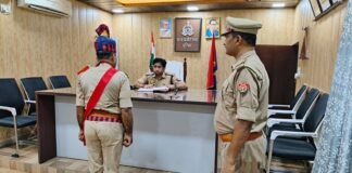 एसपी संदीप कुमार मीना ने परेड का निरीक्षण कर पुलिस कर्मियों का बढ़ाया हौसला।
