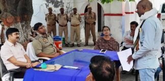 मण्डलायुक्त और डीआईजी ने थाना कलवारी में की जनसुनवाई, समस्याओं के त्वरित निस्तारण के निर्देश।