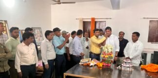 नाथनगर के पूर्व ब्लॉक प्रमुख राकेश चतुर्वेदी का जन्मदिन एसआर कैंपस में धूमधाम से मनाया गया।