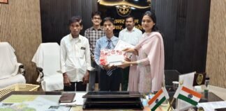 डीएम ने जी.आई.सी. के छात्र सुरेश पाल को टैबलेट और प्रशस्ति पत्र देकर किया सम्मानित