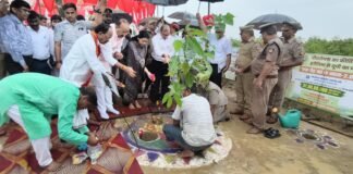 उद्यान मंत्री, नोडल अधिकारी, डीएम और एसपी ने ‘एक पेड़ माँ के नाम’ अभियान में किया पौधरोपण, पर्यावरण संरक्षण का दिया संदेश।
