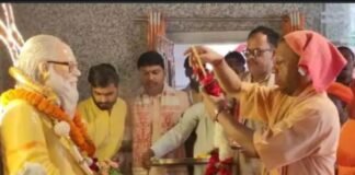 सीएम योगी आदित्यनाथ ने गुरु पूर्णिमा पर गोरखनाथ मंदिर में पूजन कर जनता दरबार में सुनीं समस्याएं।