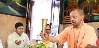 सावन के पहले दिन सीएम योगी आदित्यनाथ ने गोरखनाथ मंदिर में रुद्राभिषेक और हवन सम्पन्न किया