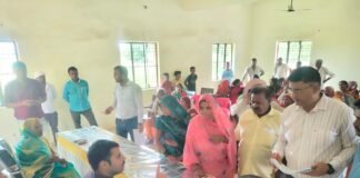 ग्राम चौपाल में सीडीओ शाश्वत त्रिपुरारी ने ग्रामीणों की समस्याएँ सुनी, एक हफ्ते में निस्तारण का निर्देश।