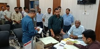 सीडीओ शाश्वत त्रिपुरारी ने विकास भवन का औचक निरीक्षण, अनुपस्थित कर्मियों का वेतन रोका, विभागीय कार्रवाई के आदेश।