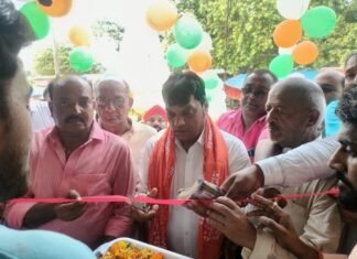 बाबा तामेश्वर नाथ धाम में श्रावण मेले का भव्य शुभारंभ, डॉ. उदय प्रताप चतुर्वेदी और बलिराम यादव ने किया उद्घाटन।