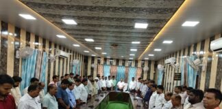 डीएम कृष्णा करुणेश ने प्रशासनिक अधिकारी राजीव सिंह के निधन पर कलेक्ट्रेट में दी श्रद्धांजलि, दो मिनट का मौन रखा।