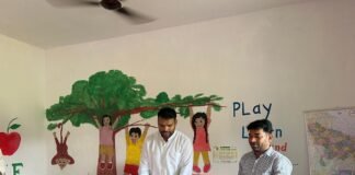 उरुवा खंड शिक्षा अधिकारी ने गैर-मान्यता प्राप्त स्कूल बंद कराया, छात्रों को किताबें वितरित की”