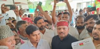 कोटेदारों ने कमीशन बढ़ाने की मांग को लेकर एसीएम प्रथम को सौंपा मुख्यमंत्री को ज्ञापन।