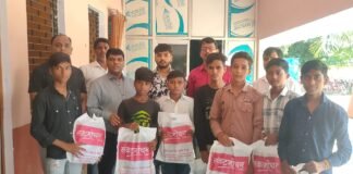 सूर्या कॉलेज मीरगंज में निशुल्क ड्रेस वितरण से नौनिहालों के चेहरे पर छाई खुशी, डा. उदय प्रताप चतुर्वेदी ने किया शुभारंभ।