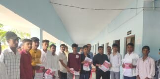 पूर्वांचल इंटर कॉलेज में निशुल्क ड्रेस वितरण, नौनिहालों के चेहरे खिले।