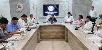 डीएम हर्षिता माथुर की दोहरी कार्रवाई—फसल बीमा योजना में बैंकों को फटकार, नगर निकाय को साफ-सफाई के निर्देश!