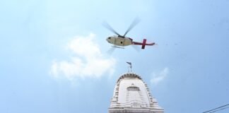 गोरखपुर-संतकबीरनगर: सावन शिवरात्रि पर योगी सरकार का अनोखा सम्मान, हेलीकॉप्टर से शिवभक्तों पर बरसी पुष्पवर्षा।