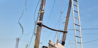 कूड़े के ढेर से लगी आग, ट्रांसफॉर्मर जला, बिजली आपूर्ति रही बाधित।