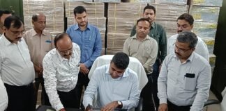 दीपक मीणा ने संभाला गोरखपुर DM का पदभार।