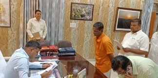 डीएम दीपक मीणा ने कार्यालय में सुनीं फरियादियों की समस्याएं।