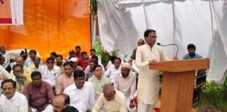 स्कूल मर्जर के खिलाफ शिक्षकों का विशाल धरना, सरकार को चेतावनी।