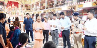सीएम योगी ने गोरखनाथ मंदिर में जनता दर्शन कर समस्याएं सुनी, अधिकारियों को दिए निर्देश