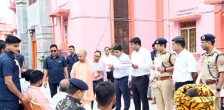 सीएम योगी का सख्त निर्देश- जन समस्याओं में हीलाहवाली बर्दाश्त नहीं, 200 लोगों की सुनीं शिकायतें