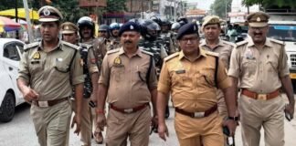 डीआईजी संजीव त्यागी का डुमरियागंज थाने का औचक निरीक्षण, फ्लैग मार्च के साथ दिए कड़े निर्देश।