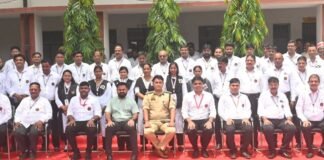 कुशीनगर में राजस्व कर्मचारियों के लिए ड्रेस कोड अनिवार्य: जींस-टीशर्ट पर रोक, डीएम के सख्त निर्देश।