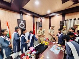 रक्षाबंधन पर गोण्डा में सरस्वती विद्या मंदिर की छात्राओं और ब्रह्मकुमारी आश्रम की बहनों ने पुलिस अधिकारियों को बांधी राखी।