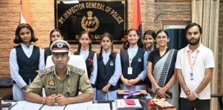 उर्मिला एजुकेशनल एकेडमी की छात्राओं ने डीआईजी को बांधी राखी, जताया प्रेम और विश्वास।