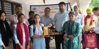 मगहर में ‘हर घर तिरंगा-हर घर स्वच्छता’ अभियान: छात्राओं ने बनाई रंगोली, सफाई कर्मियों को बांधी तिरंगा राखी.