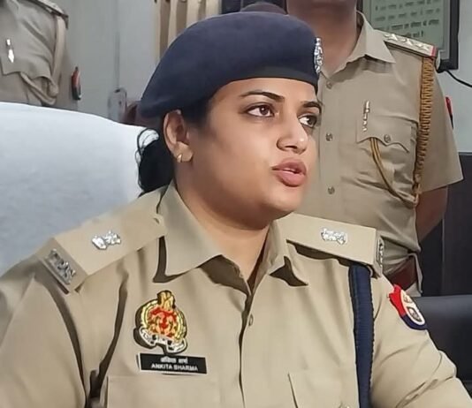 कासगंज SP का सख्त एक्शन: SPG टीम भंग, 8 पुलिसकर्मी लाइन हाजिर।