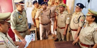 डीआईजी बस्ती का थाना धर्मसिंहवा में औचक निरीक्षण, बाजार में पैदल गश्त।