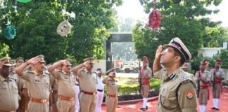 संजीव त्यागी ने फहराया तिरंगा, पुलिस कर्मियों को दिलाई एकता की शपथ