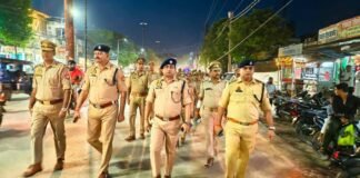 एसपी की पैदल गश्त: दुकानदारों को सीसीटीवी लगाने और त्योहार शांतिपूर्ण मनाने का निर्देश।