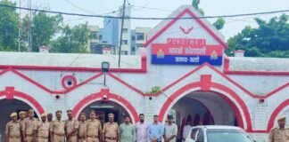 बैट्री चोर गैंग धराया: 6 शातिर चोरों से 40 बैट्री, कार बरामद