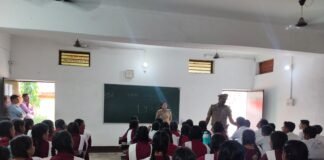 साइबर अपराध पर प्रहार: तिवारीपुर पुलिस ने छात्राओं को किया जागरूक।