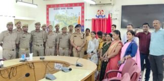 रक्षाबंधन की अनूठी पहल: स्वयं सहायता समूह की महिलाओं ने पुलिस को बांधी राखी।