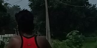 ग्रामीणों ने पकड़ा मोटरसाइकिल चोर, पुलिस को सौंपा